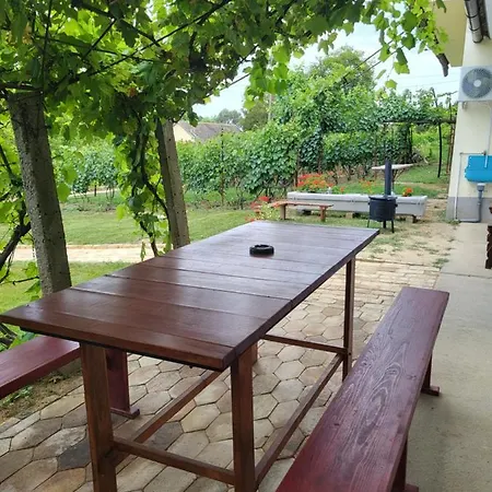 Apartment Dezsavar Vendeghaz Majs
